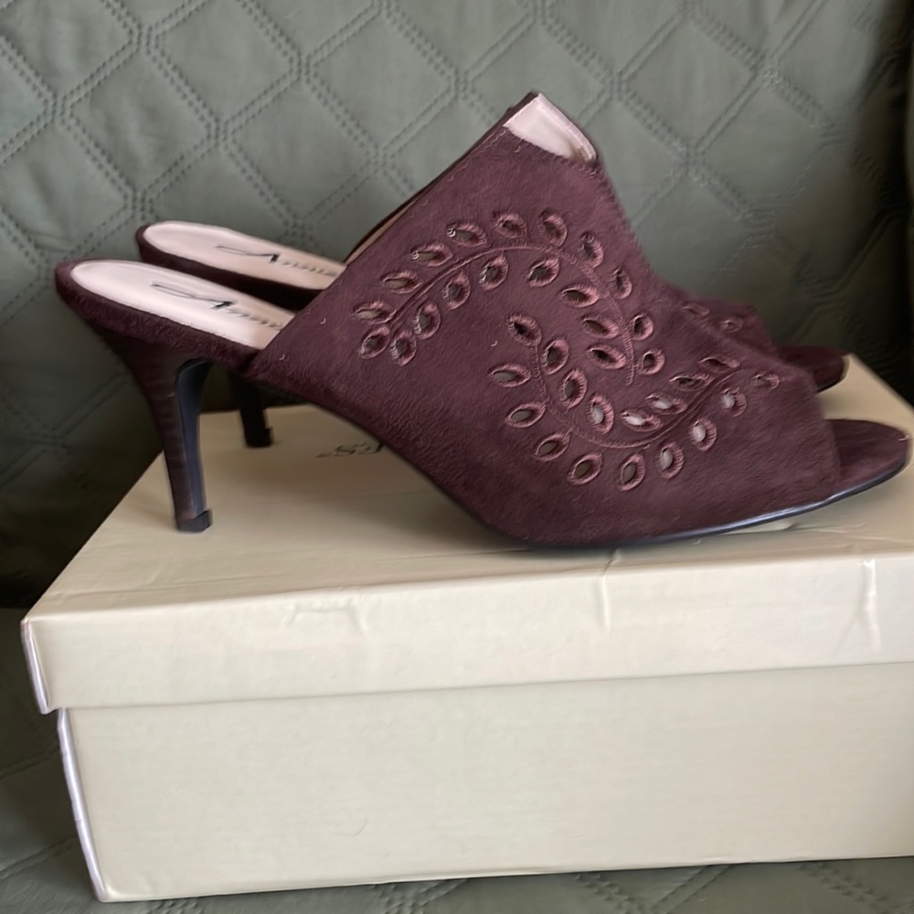 Sz 11M Annie’s Shoes (Lizzie) Brown Faux Suede